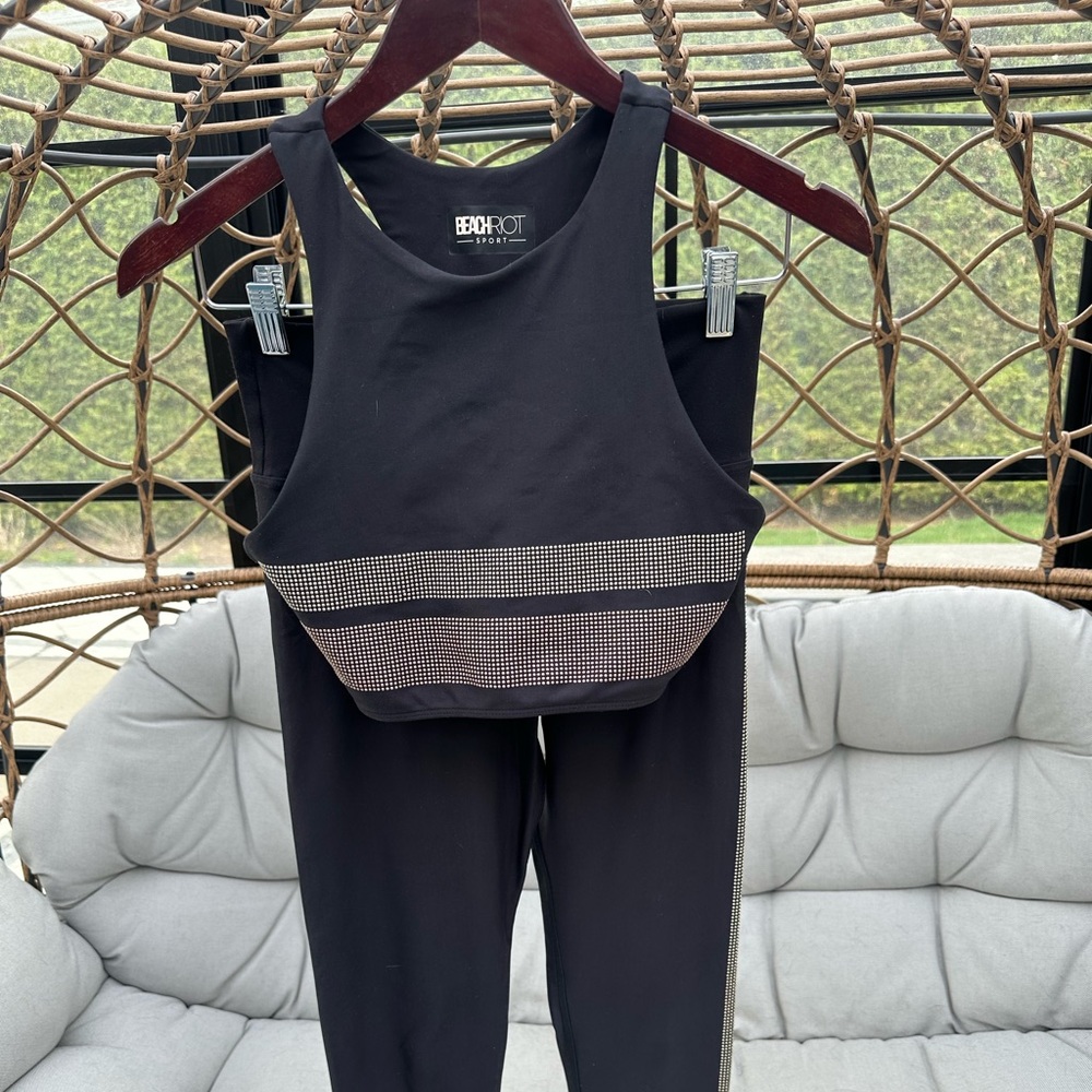 Peloton Beach Riot Sport 2 pc set size small. Black with gold accent.